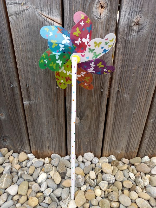 Windrad * 17 cm * Holzstil und -kugel handbemalt * Gartenstecker * Kinder * Deko * Regenbogen * Schmetterlinge